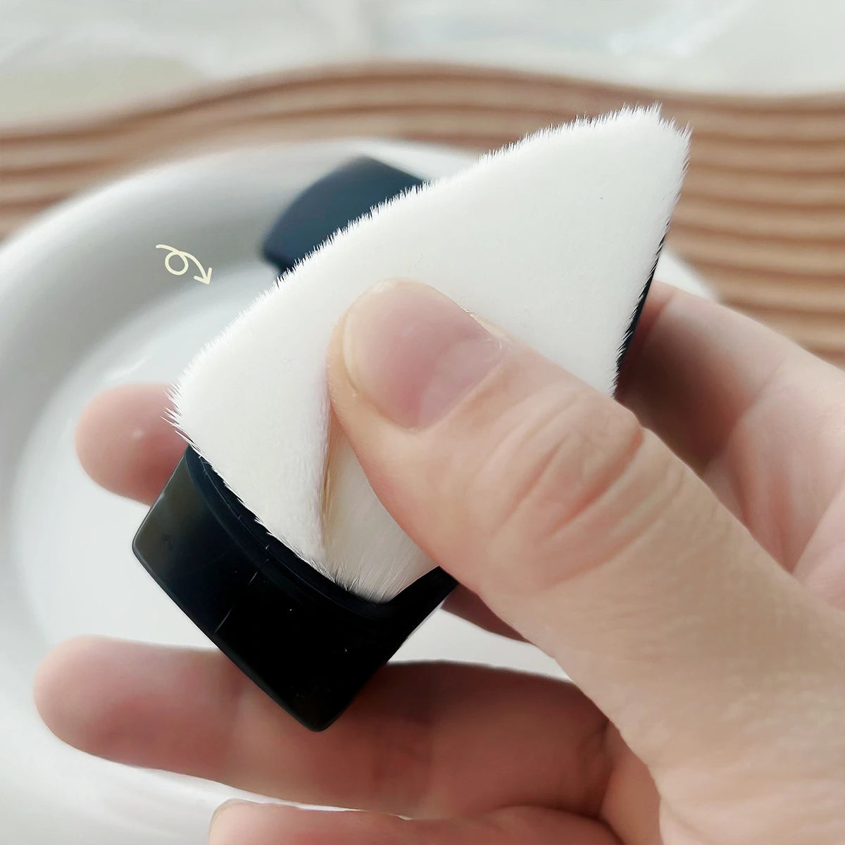 Professional Nail Art Dust Brush – Triangular with Cover & Finger Buckle, Dust Cleaning Manicure Tool